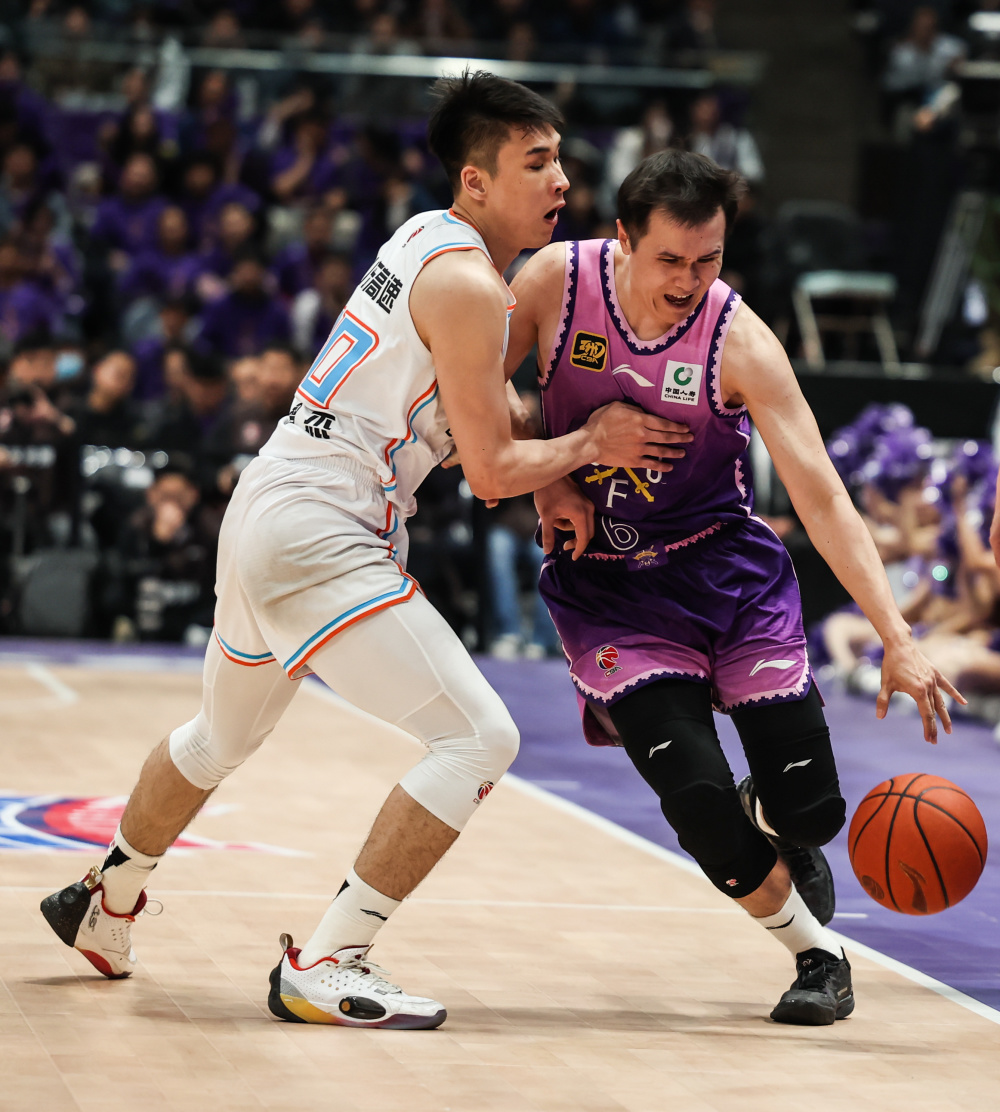 转折点！北京国安篮板制胜，CBA季后赛集结日攻防权衡，压力陡增，心理建设被强调的简单介绍